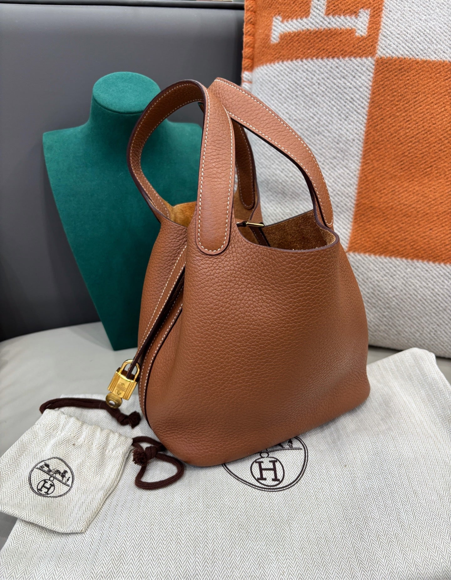 Hermès Picotin 18 — Gold