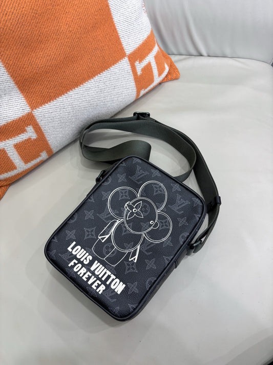 Louis Vuitton Limited Edition Vivienne Graffiti Camera Bag