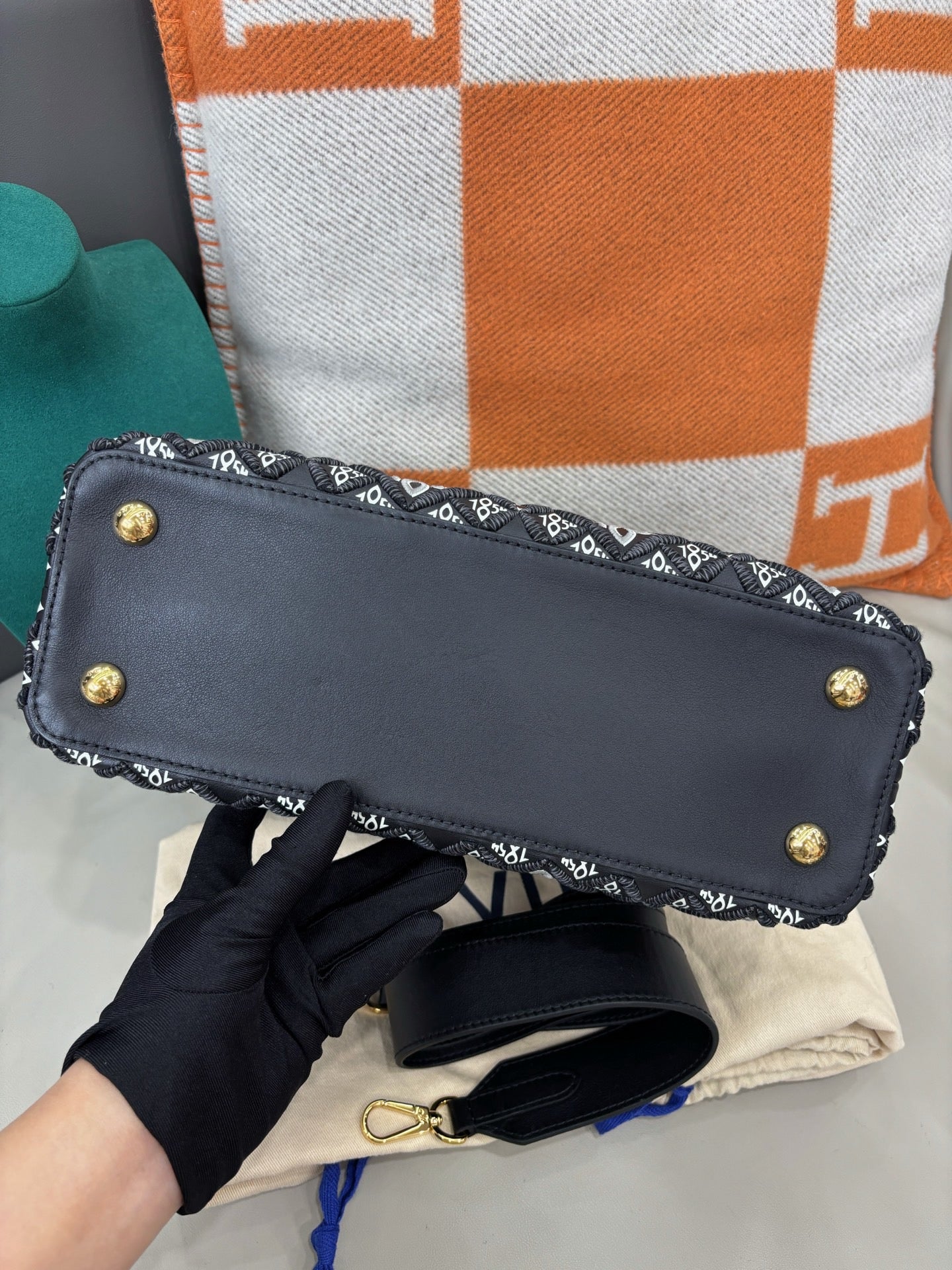 Louis Vuitton 1854 Capucines MM