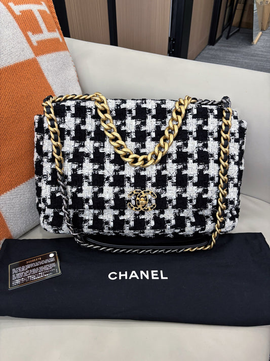 Chanel Maxi 19 Flap Bag – Houndstooth Tweed