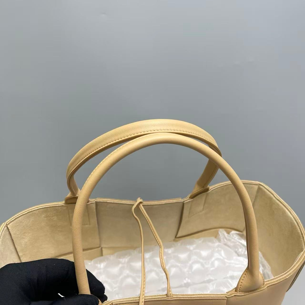 Bottega Veneta Arco Tote